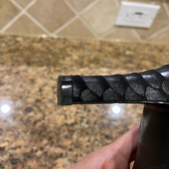 Black leather and elastic heeled shoe - Picture 11 of 15